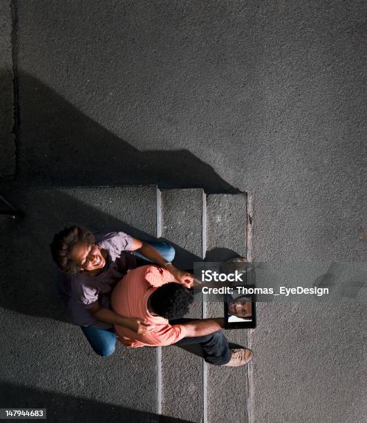 Pareja Joven Con Tableta Foto de stock y más banco de imágenes de Amistad - Amistad, Ciudad, 20-24 años