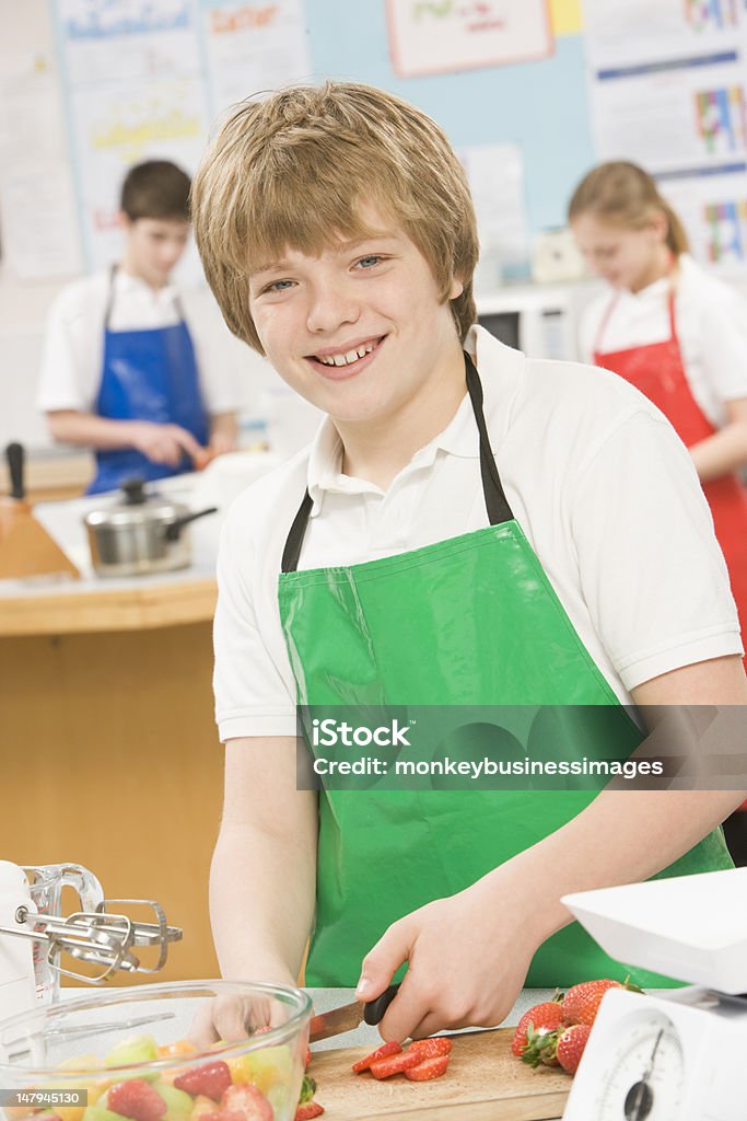 Niño en edad escolar en la escuela en las clases de cocina - Foto de stock de Cocinar libre de derechos