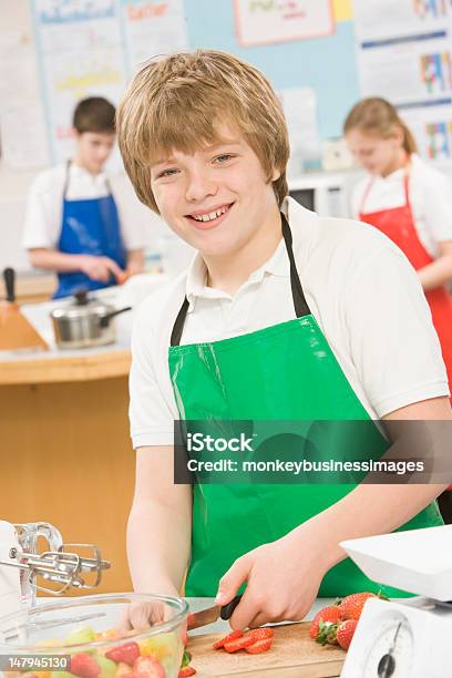 Niño En Edad Escolar En La Escuela En Las Clases De Cocina Foto de stock y más banco de imágenes de Cocinar