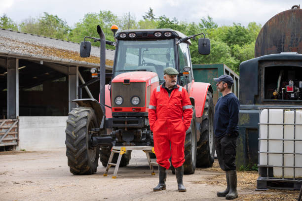 農場で休憩する - tractor farm uk agriculture ストックフォトと画像