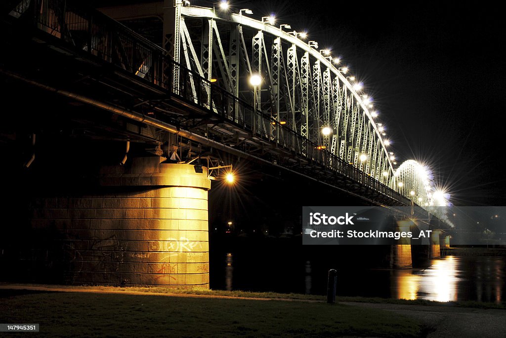 Eisenbahnbrückeリンツ市の夜景 - オーストリアのロイヤリティフリーストックフォト