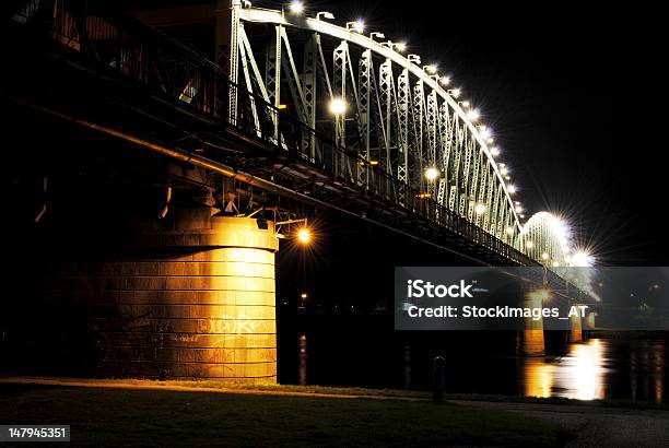 Eisenbahnbrückeリンツ市の夜景 - オーストリアのストックフォトや画像を多数ご用意 - オーストリア, グラフィティ, ドナウ川