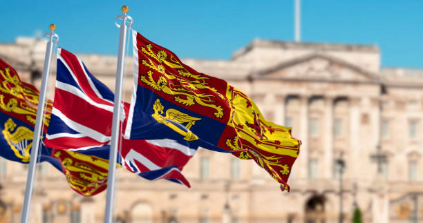 royal standard e bandeiras do reino unido acenando em londres - flying uk england international landmark - fotografias e filmes do acervo