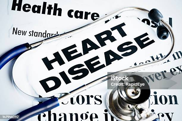 Stetoscopio Sdraiato Su Un Malattia Cardiaca Titoli - Fotografie stock e altre immagini di Accudire