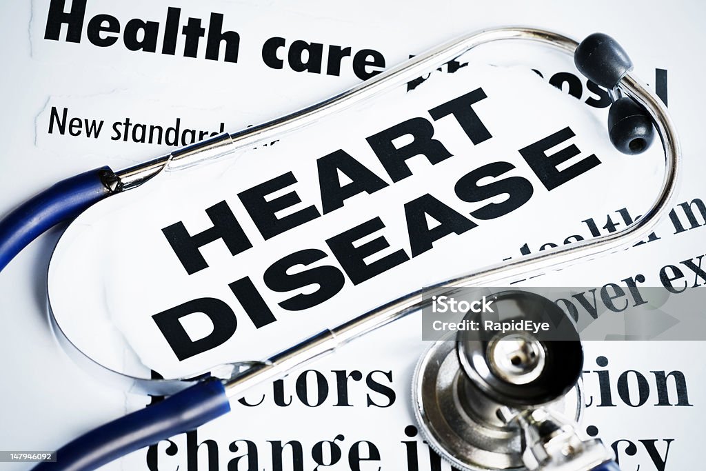 Estetoscópio deitado na doença cardíaca manchetes - Foto de stock de Ataque cardíaco royalty-free