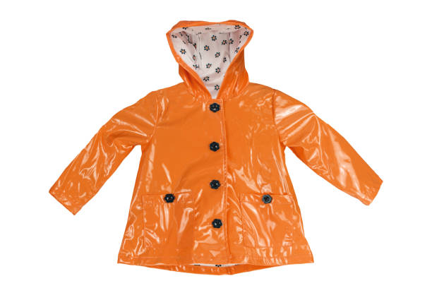 レインジャケット。白い背景にエレガントなオレンジ色のレインジャケットの接写。クリッピングパス。雨季の女の子のファッション。春と秋の服。