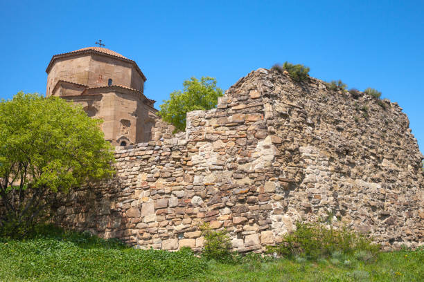 exterior del monasterio de jvari en un día soleado, mtskheta, georgia - mtskheta fotografías e imágenes de stock