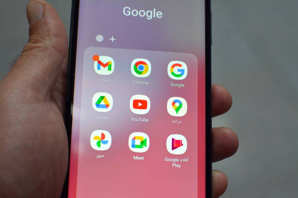 google-anwendungen auf einem samsung-smartphone mobile, gmail, chrome, google, drive, youtube, maps, gallery, meet und google play-anwendungen, starten von handy-apps - gmail stock-fotos und bilder