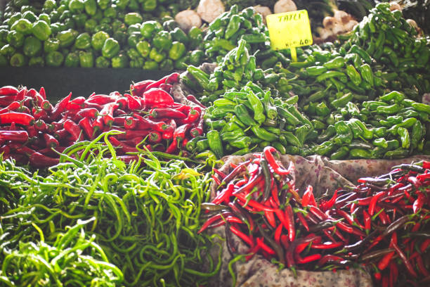 reifes gemüse auf der gemüsemesse - agricultural fair farmers market squash market stock-fotos und bilder