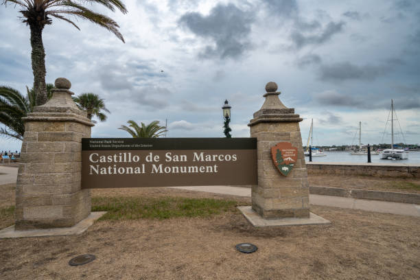 カスティージョデサンマルコス国定公園の砦の歓迎と入り口のサイン - st augustine florida usa fort ストックフォトと画像