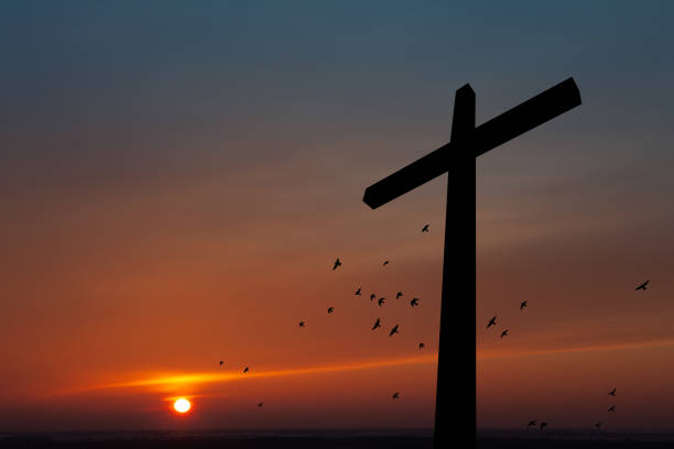 croce cristiana con uccelli in volo all'alba. resurrezione di gesù. - church dawn christianity bird foto e immagini stock