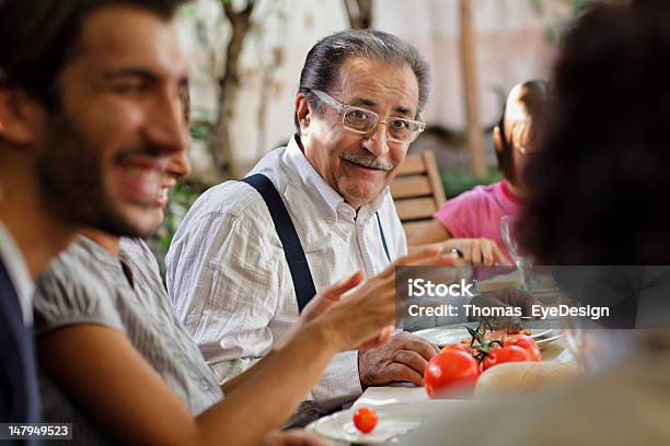 Stolze Italienische Großvater Ein Mittagessen Mit Der Familie Stockfoto und mehr Bilder von Italien