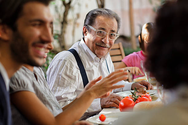 dumny włoski dziadek lunch z rodziną - senior adult grandfather 70s discussion zdjęcia i obrazy z banku zdjęć