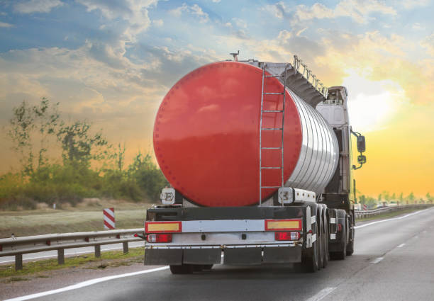 caminhão de combustível se move ao longo da estrada - truck oil industry natural gas action - fotografias e filmes do acervo