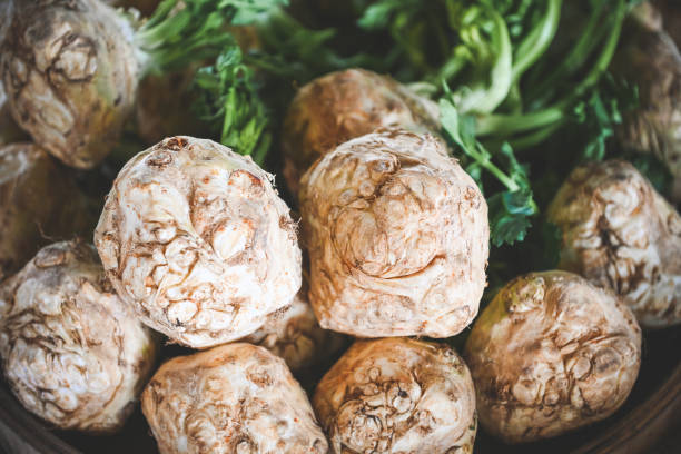 verduras maduras en la feria de verduras- raíz de apio - apio fotografías e imágenes de stock