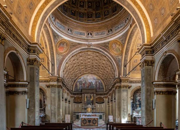 santa maria presso san satiro è una chiesa di milano. la chiesa è nota per la sua falsa abside, un primo esempio di trompe-l'il, attribuito a donato bramante - 4598 foto e immagini stock