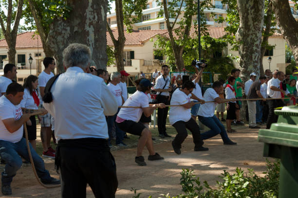 トレイの祭りの前にトマールで綱引き。 - tug o war ストックフォトと画像