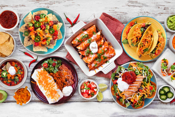 scena meksykańskiego stołu z jedzeniem. widok z góry na białym drewnianym tle. - restauracja meksykańska zdjęcia i obrazy z banku zdjęć