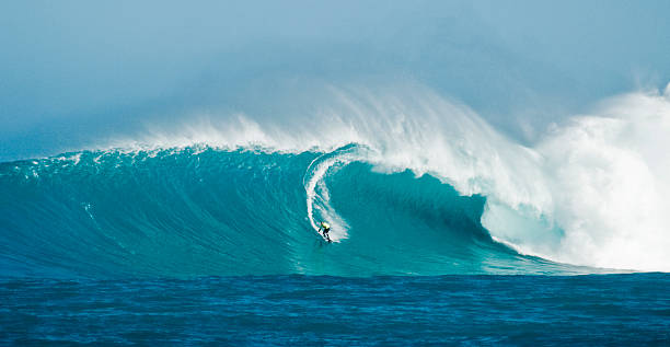 surf vagues se brisant géant - vague déferlante photos photos et images de collection