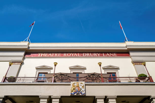 londres, reino unido - 16 de abril de 2022: o exterior do mundialmente famoso theatre royal, drury lane. um edifício listado como grau i foi inaugurado em 1812. - drury lane - fotografias e filmes do acervo