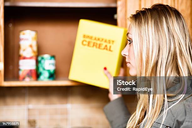 Bella Donna Mette Cereali Di Distanza O Si È Fuori - Fotografie stock e altre immagini di Armadietto da cucina