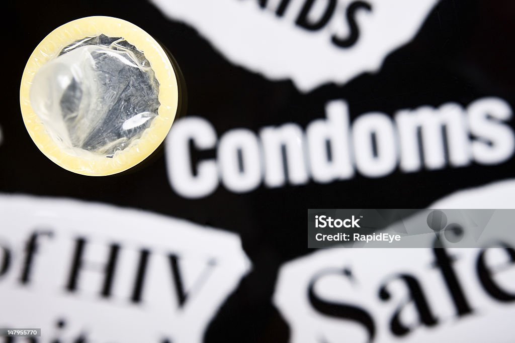 Bezpieczny seks headlinesand prezerwatywy: Przesłanie jest jasne - Zbiór zdjęć royalty-free (AIDS)