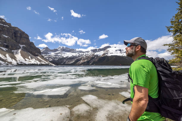 밴프 국립공원에서 보우 호수의 전망을 보고 있는 청년, 앨버타, 캐나다 - bow lake 뉴스 사진 이미지