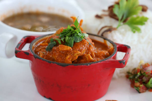 curry z kurczakiem i krewetkami, styl kreolski, mauritius - prepared shrimp prawn seafood salad zdjęcia i obrazy z banku zdjęć