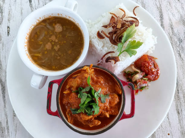 pollo e gamberi al curry, stile creolo, mauritius - prepared shrimp prawn seafood salad foto e immagini stock