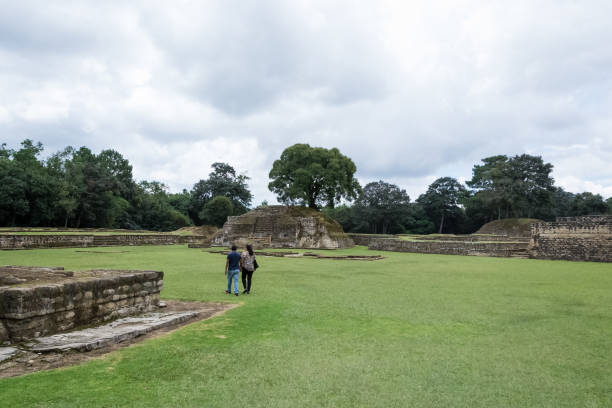 ruinas de iximché en guatemala - iximche fotografías e imágenes de stock