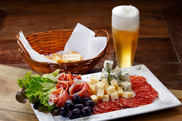 生ハムのサラダ、オリーブ、チーズ - prosciutto di parma ストックフォトと画像