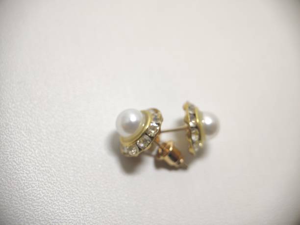 istock macro pair gold pearl earrings 1479586810