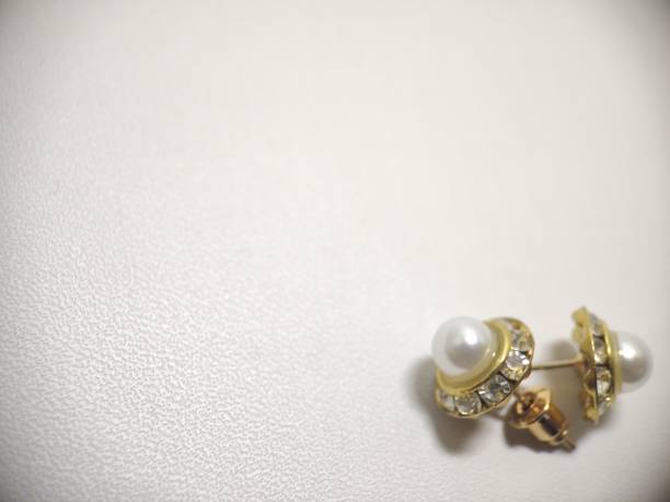 istock macro pair gold pearl earrings 1479586812
