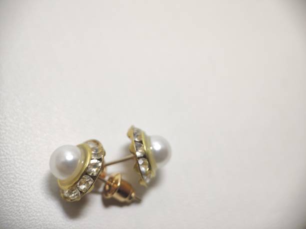 istock macro pair gold pearl earrings 1479586843
