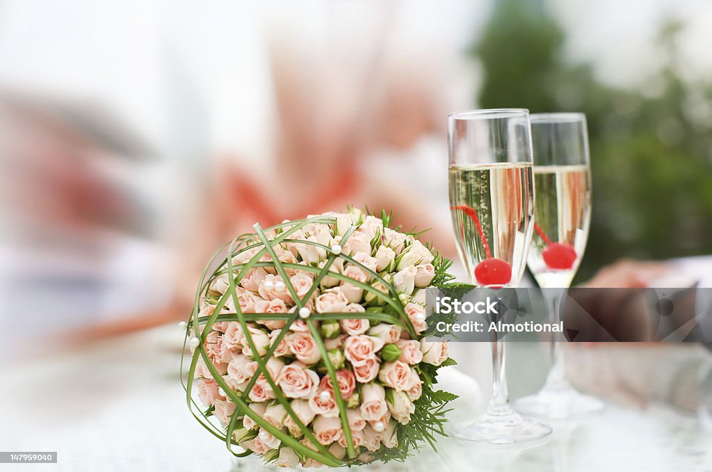 Luxe mariage bouquet de roses et champagne - Photo de Amour libre de droits