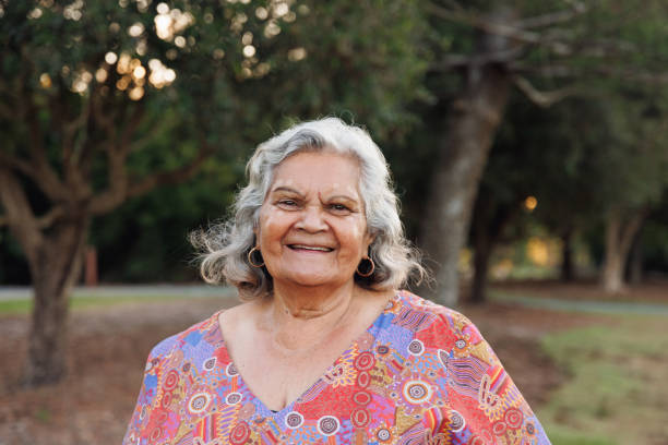 portrait of elderly aboriginal australian grandmother - aborigine imagens e fotografias de stock