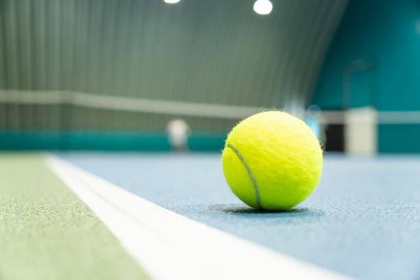 jogo de tênis. bola de tênis na quadra de tênis. esporte, conceito de recreação no salão de tênis - tennis court indoors net - fotografias e filmes do acervo