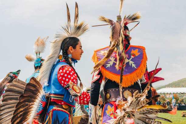 chumash day pow wow e raduno inter-tribale. il malibu bluffs park celebra 23 anni di ospitare l'annuale chumash day powwow. - indian costume foto e immagini stock