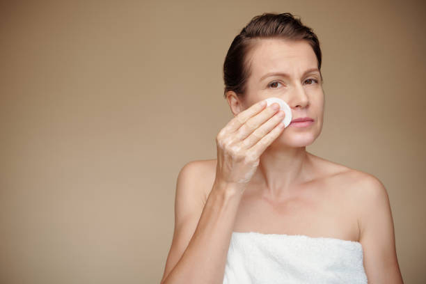 mujer limpiando el maquillaje - human skin sparse washing face human face fotografías e imágenes de stock