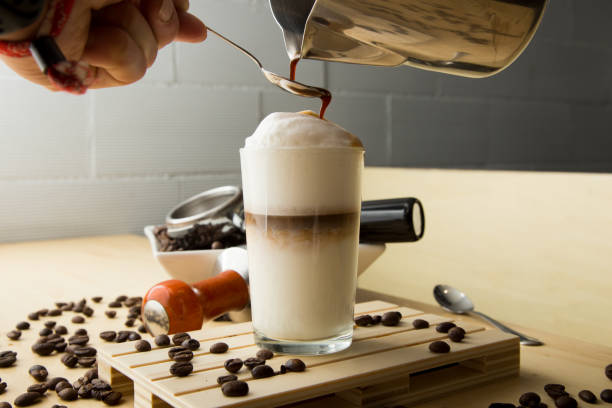 barista préparant un délicieux café bio. café latte. latte machiatto. - latte machiatto photos et images de collection