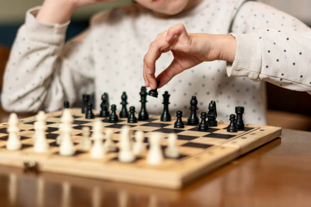 primer plano de una chica jugando al ajedrez - chess skill concentration intelligence fotografías e imágenes de stock