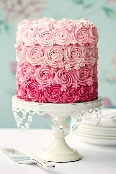 gâteau rose ombre - crème au beurre photos et images de collection