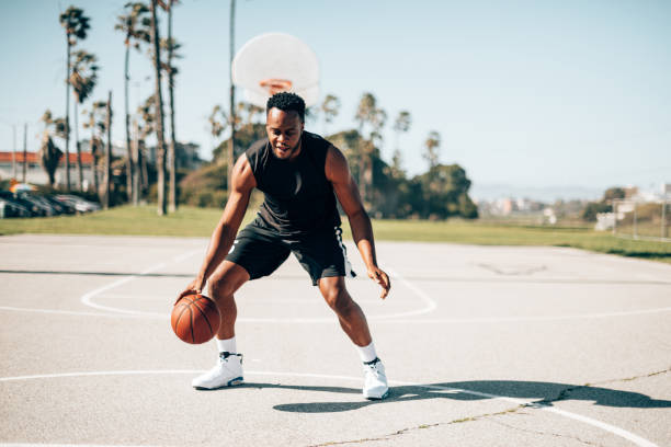 koszykarz drybling - basketball playing ball african descent zdjęcia i obrazy z banku zdjęć