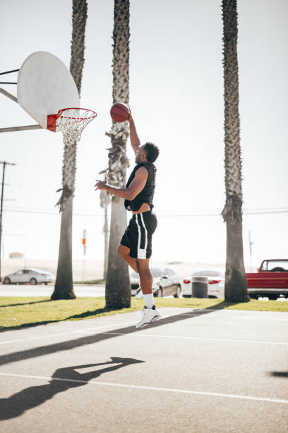 basketballspieler bei einem shooting - basketball basketball hoop california southern california stock-fotos und bilder