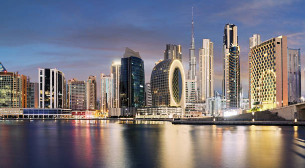 두바이 크릭과 밤 도시 스카이라인의 파노라마 전망, 아랍에미리트, 야간 두바이 초현대식 스카이라인 - dubai united arab emirates hotel luxury 뉴스 사진 이미지