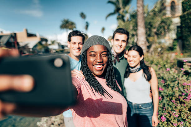 des amis faisant un selfie sur les canaux de venise - travel outdoors tourist venice italy photos et images de collection