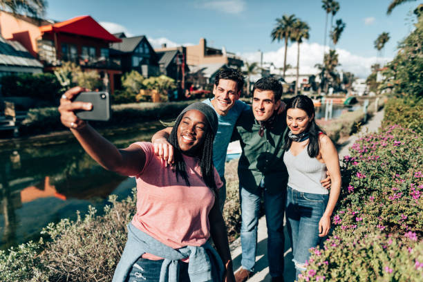 freunde machen ein selfie auf den kanälen von venedig - travel outdoors tourist venice italy stock-fotos und bilder