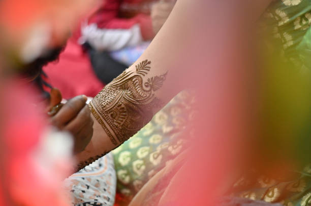 ceremonia mehandi - mehandi india fashion women zdjęcia i obrazy z banku zdjęć