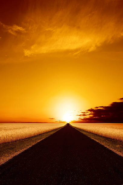 xxxl route de campagne au coucher du soleil - road kansas long farm photos et images de collection