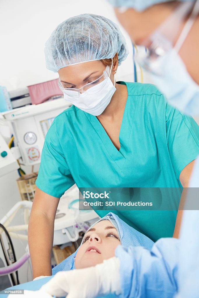 Enfermera preping paciente de cirugía plástica procedimiento - Foto de stock de Acostado libre de derechos